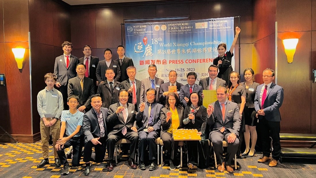 各界领导与休斯顿棋手和工作人员在新闻发布会后合影 各界领导与休斯顿棋手和工作人员在新闻发布会后合影